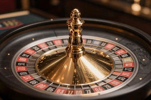 Live-Casino Roulette-Tisch mit goldenem Rad und eleganter Beleuchtung