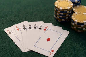 Blackjack-Karten auf dunklem Filztisch mit goldenen Chips