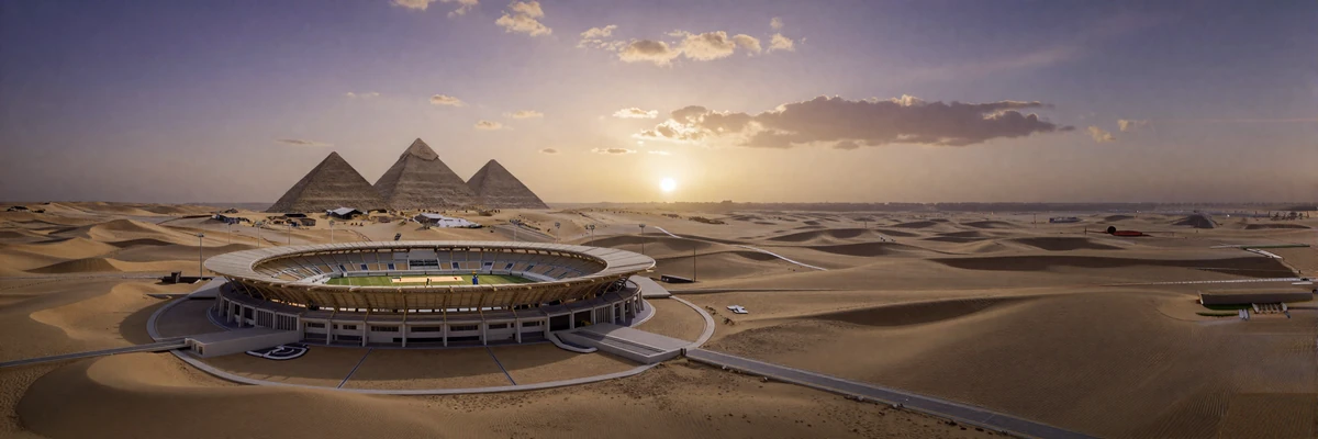 Modernes Stadion bei D&auml;mmerung verschmilzt mit &auml;gyptischer W&uuml;ste und Pyramiden